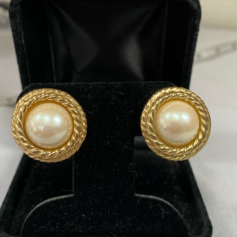 Gorgeous pearl bead button style earrings